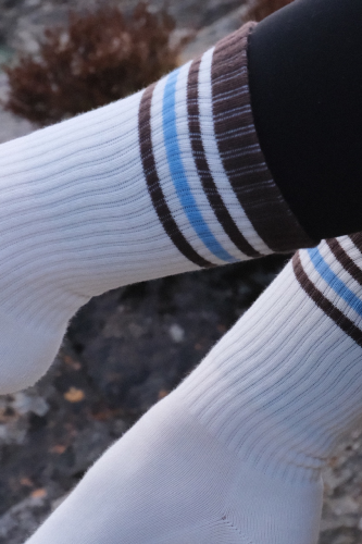 skarpetki do pilatesu retro brown z paskami